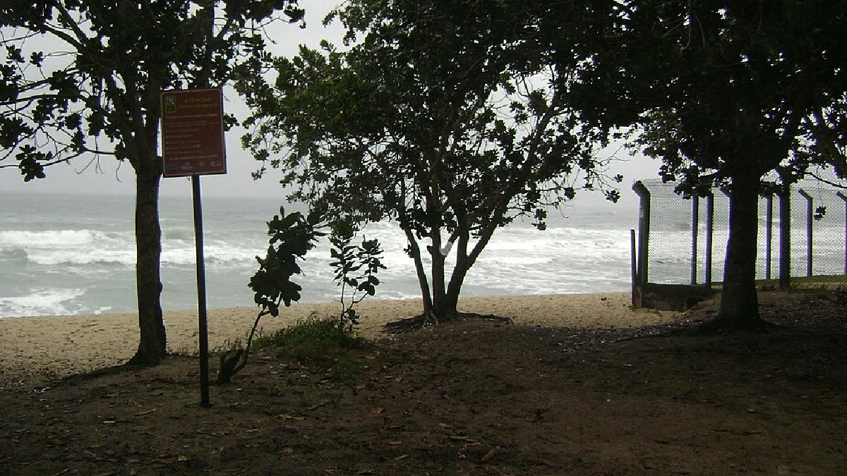 Em Ubatuba, várias praias ficam encaixadas entre morros, o que cria cantos mais protegidos e visual mais "fechado" de enseada. (Foto: Anderson Martins / Wikimedia Commons)