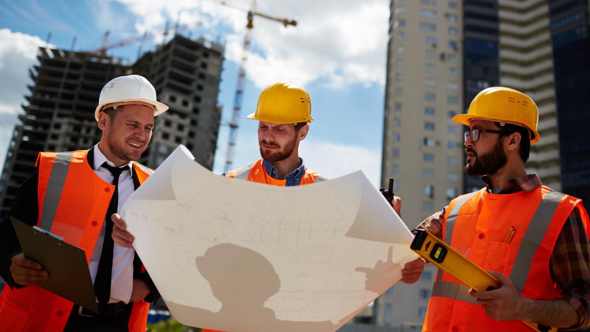 A construção civil compõe o pódio, apesar das vagas serem mais esporádicas e ligadas a grandes obras específicas em sua maioria (Fotos: Freepik)