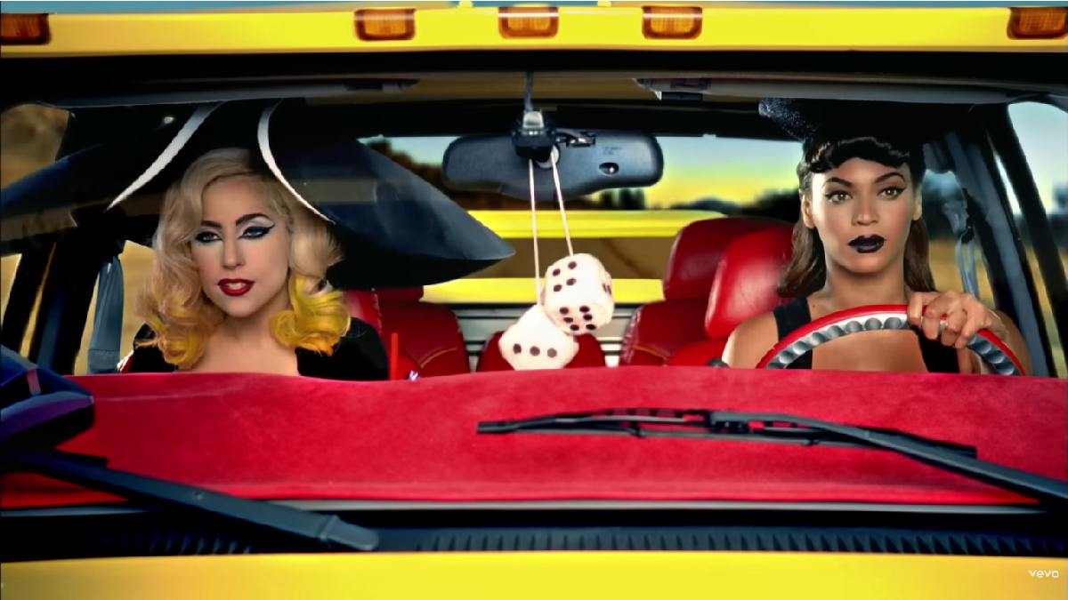 O pop transborda pela música, mas também no clipe marcado com cores fortes e vivas