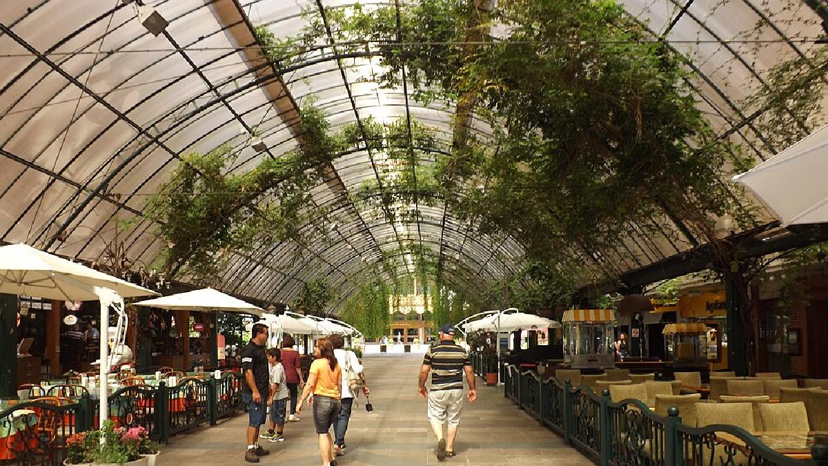 A Rua Coberta virou ponto de encontro em dias frios ou chuvosos, com cafés e restaurantes na rota mais caminhável do centro (Foto: Larissa Fraga / Wikimedia Commons)