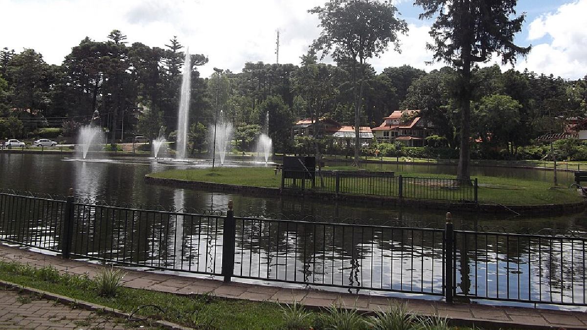 Outro lago conhecido do circuito urbano; funciona bem como plano alternativo para caminhar e descansar sem deslocamento longo (Foto: Eugenio Hansen, OFS / Wikimedia Commons)