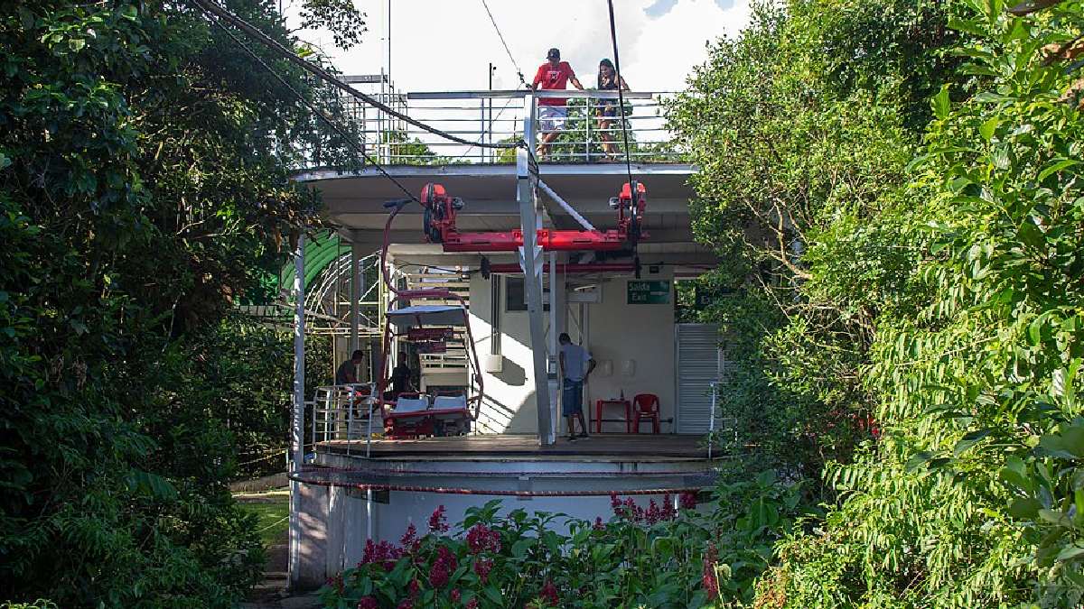 O teleférico liga a Praia do Itararé ao Morro do Voturuá e entrega uma vista alta da Baixada e da Mata Atlântica (Foto: Mike Peel / Wikimedia Commons)