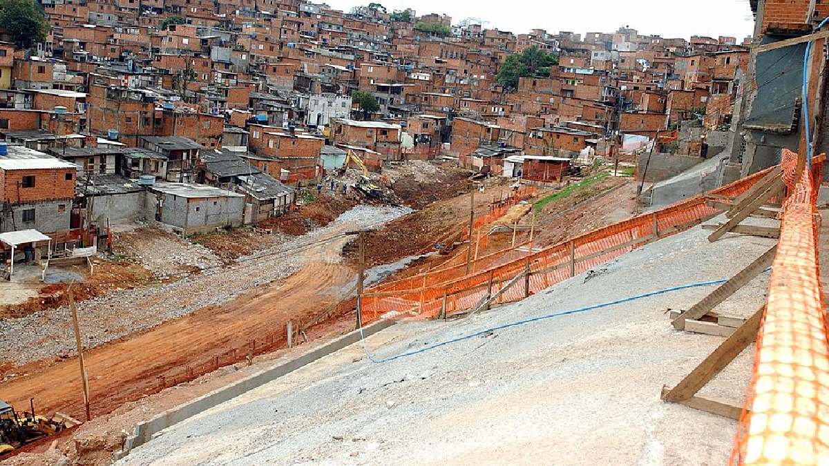 Registro do bairro ajuda o leitor a entender a proximidade com áreas valorizadas da cidade, um contraste que costuma aparecer em relatos sobre Paraisópolis. (Foto: Jatobb / Wikimedia Commons)