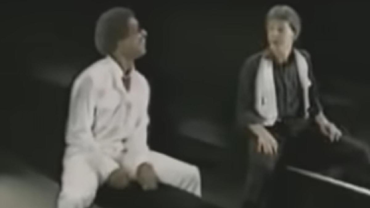 Entre as teclas pretas e brancas do piano, os cantores propõe um debate sobre igualdade racial