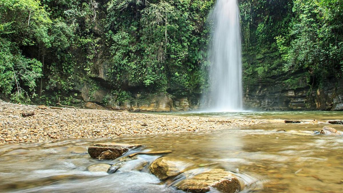 Com mais de 20 metros de altura, a Cachoeira do Abade é conhecida pela queda vertical e pela água gelada típica do Cerrado (Foto: Tiago Caramuru / Wikimedia Commons)