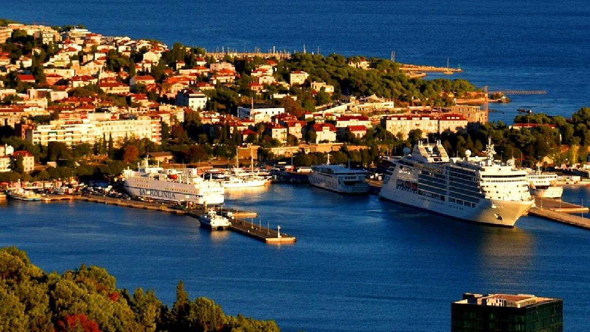 Áreas portuárias são vulneráveis porque precisam ficar no nível do mar para operar (Foto: Pixabay)