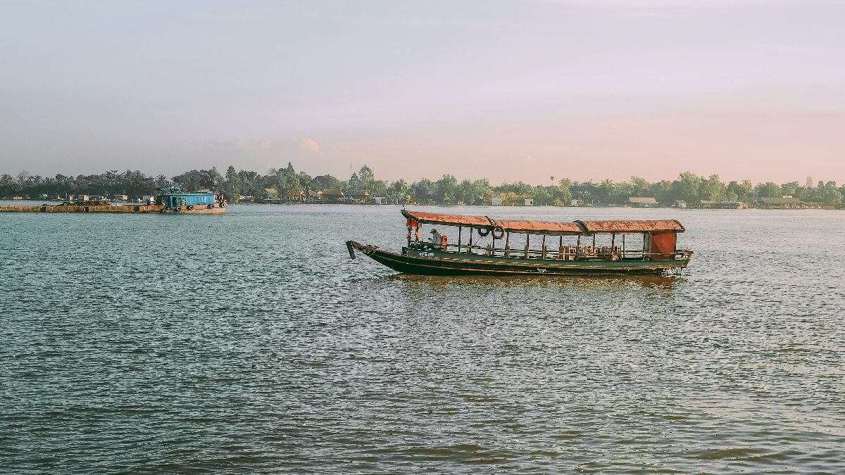 Passeios de barco são um clássico em rotas turísticas do Vietnã, especialmente no fim da tarde (Foto: Pexels)
