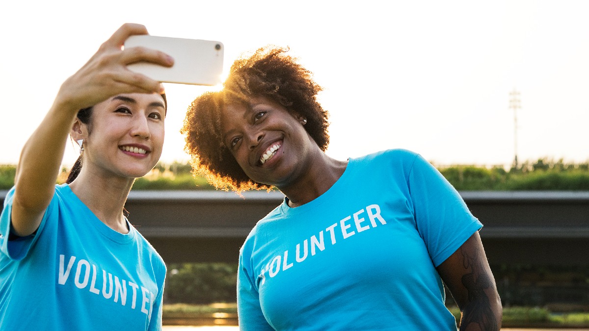 Voluntariado também é rede social offline: muita gente viaja assim para ter "porta de entrada" em comunidades locais (Foto: Freepik)