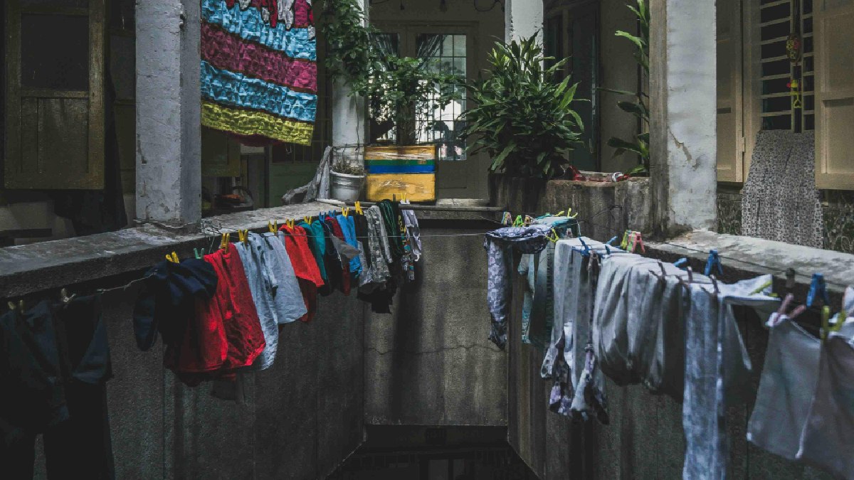 Secar roupa dentro de casa melhora quando há circulação de ar e espaço entre as peças, isso reduz umidade e cheiro de guardado. (Foto: Theodore Nguyen / Pexels)