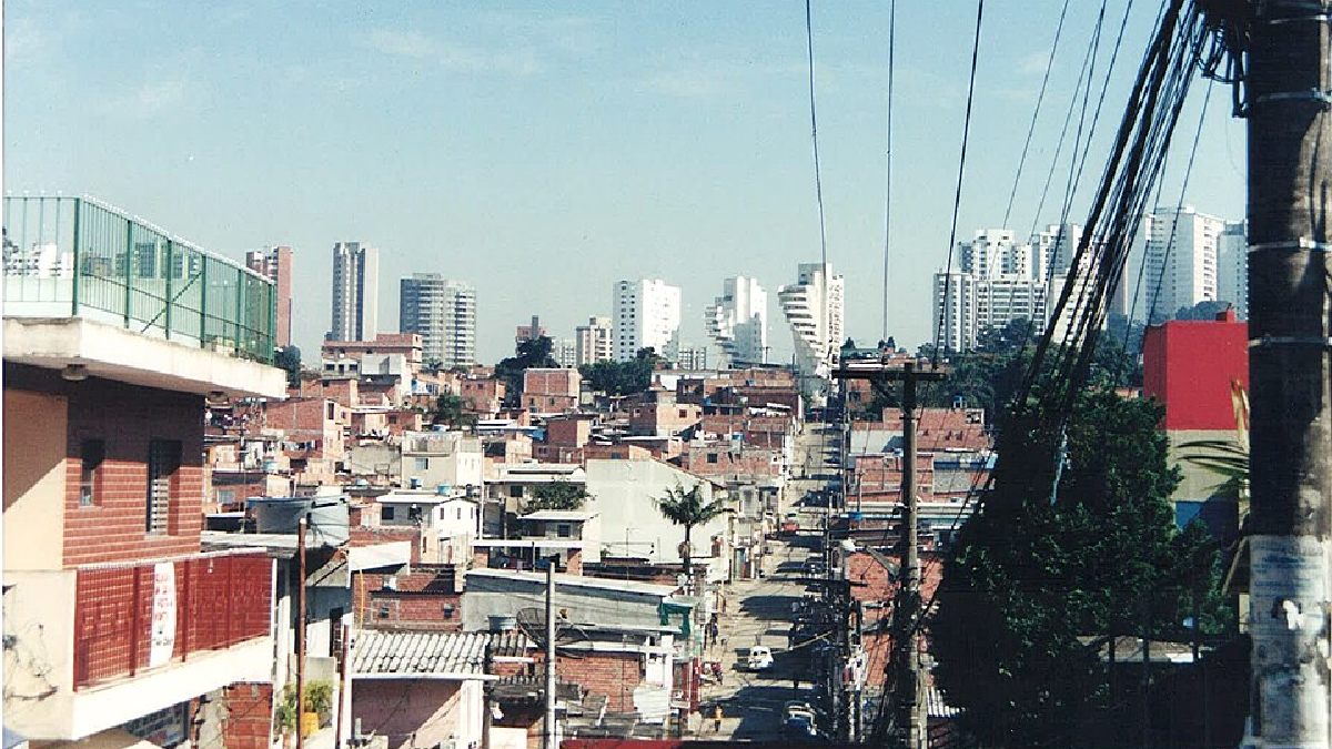 A vista panorâmica mostra como o bairro se organiza em camadas e ruas estreitas, o tipo de cenário onde pontos culturais viram referência local. (Foto: Núcleo Editorial / Wikimedia Commons)