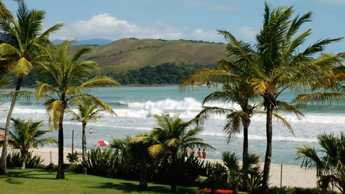 Maresias é um dos nomes mais conhecidos do Litoral Norte e costuma aparecer em roteiros de quem busca ondas e beach clubs. (Foto: Qwerty678 / Wikimedia Commons)