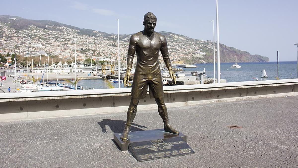 Atualmente o atleta possui uma estátua de bronze na sua cidade natal, Madeira
