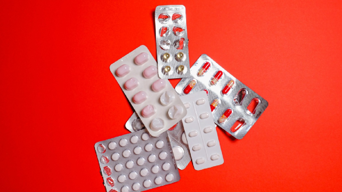 Estudos investigam o papel da hiperexposição a antibióticos e outros medicamentos, inclusive por impacto no microbioma, como hipótese para parte do aumento