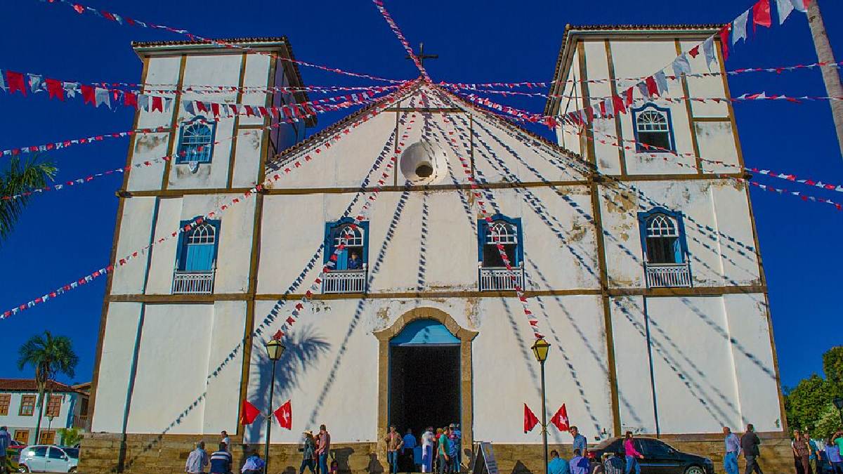 Nas festas tradicionais, o centro muda de cara sem perder o charme do casario (Foto: Rossyni Gomes Pompêo de Pina / Wikimedia Commons)