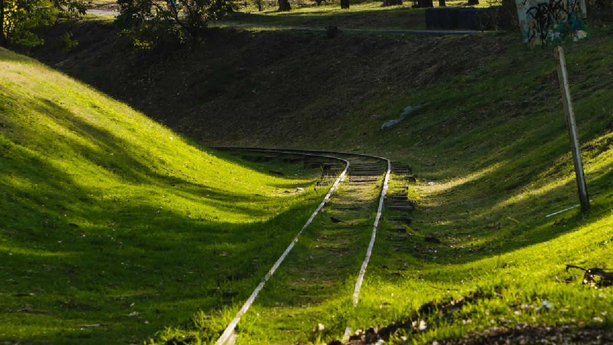 Curvas e trechos isolados ajudam a explicar por que alguns lugares ficam "fora do caminho" (Foto: Pexels)