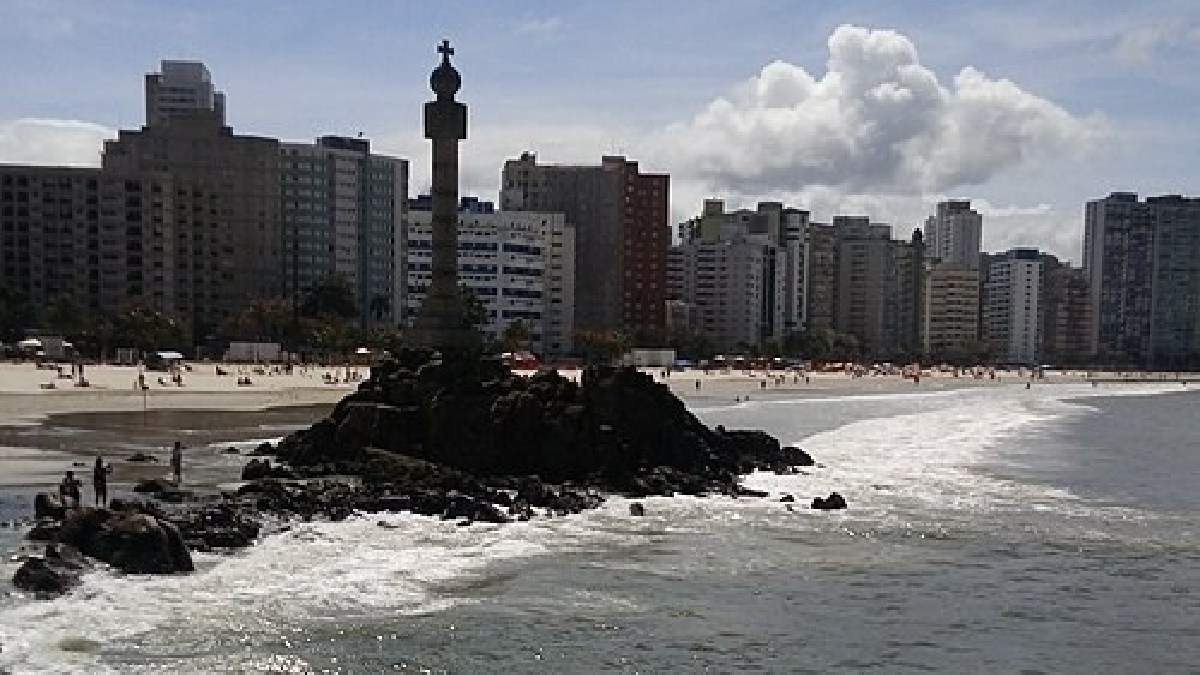O Marco Padrão fica no Gonzaguinha e foi criado para marcar os 400 anos da fundação de São Vicente (Foto: Dupeixe / Wikimedia Commons)