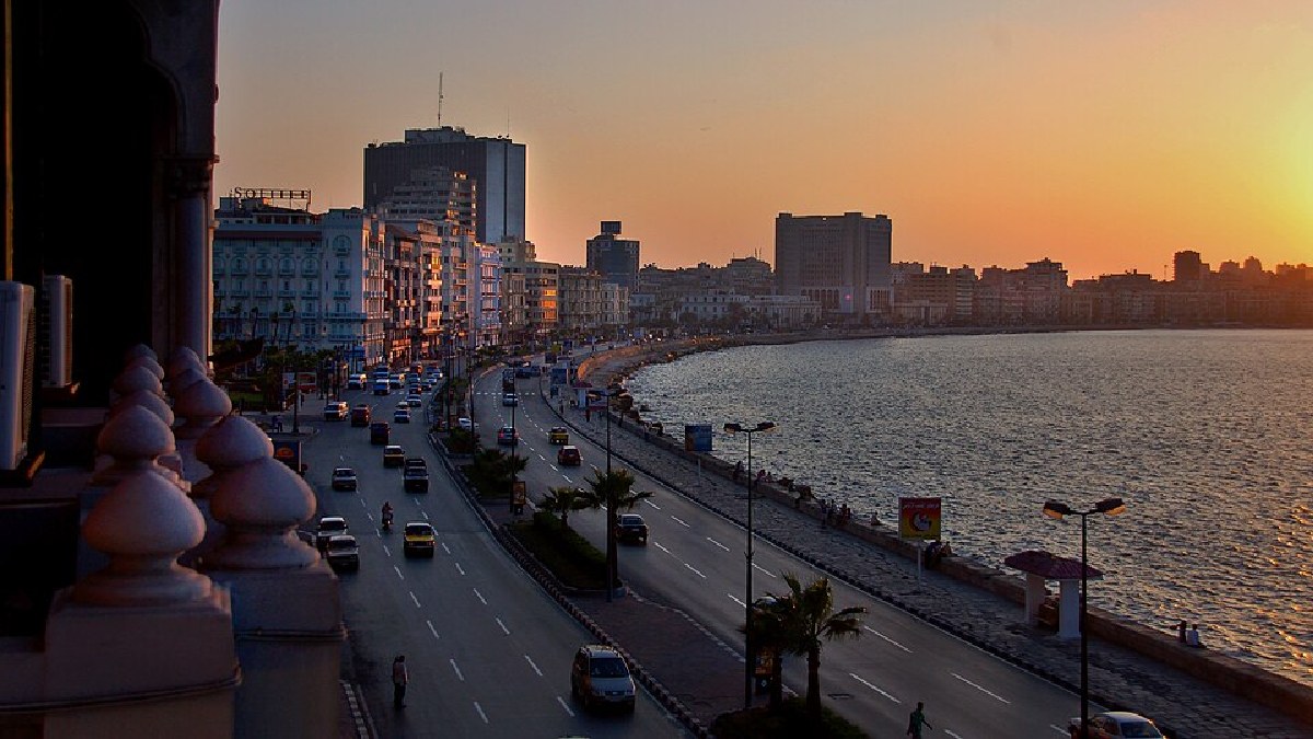 Orla de Alexandria ao entardecer, na costa do Mediterrâneo (Foto: David Evers / Wikimedia Commons)