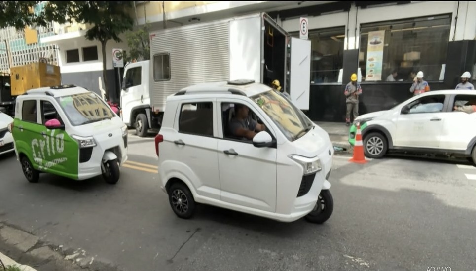 Carro de três rodas adotado pela Grilo foi apresentado como alternativa para deslocamentos curtos em áreas urbanas da capital paulista. Foto: Reproduçã/TV Globo
