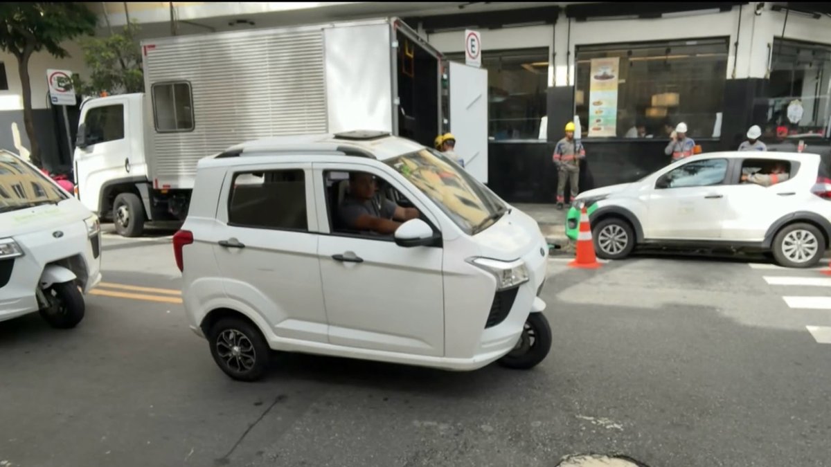 Triciclo elétrico fechado chamou a atenção de pedestres e motoristas ao rodar pelas ruas de São Paulo antes da suspensão do serviço. Foto: Reproduçã/TV Globo