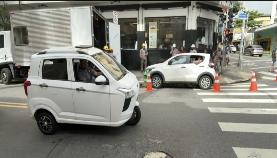 Veículo elétrico de três rodas usado pela Grilo circula em via da região central de São Paulo durante fase de testes do serviço. Foto: Reproduçã/TV Globo