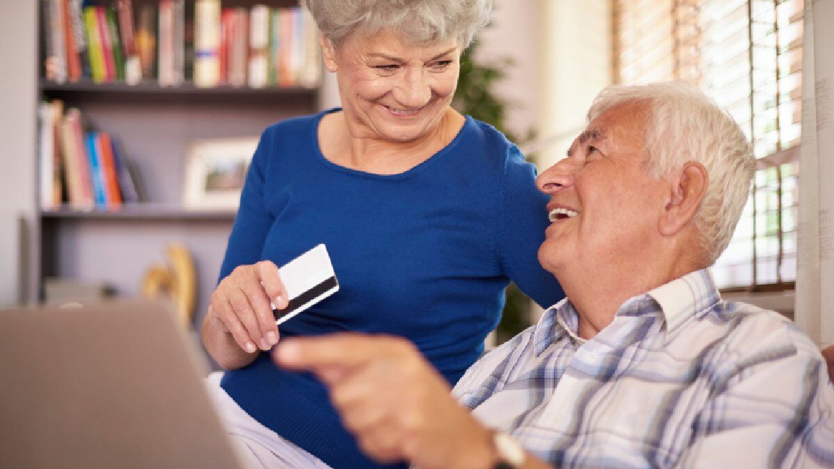 Com 57 anos e 20 de contribuição, você já superou o tempo mínimo que aparece em muitos casos, mas ainda pode estar distante da idade exigida. É aí que entram as regras de transição e algumas modalidades específicas. Foto: Banco de imagens