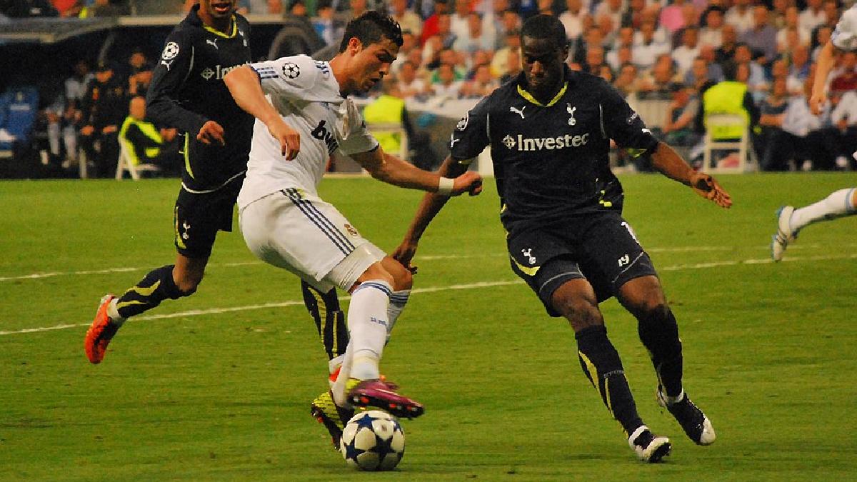 Famoso por seus dribles e passes, o atleta ganhou cada vez mais destaque nos clubes em que passou (Foto: Jan S0L0 / Wikimedia Commons)