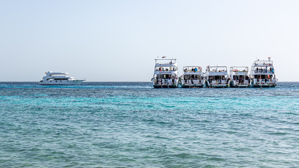 Um dos destaques para os turistas são os passeios por meio dos barcos conhecidos como catamarãs (Foto: Freepik)