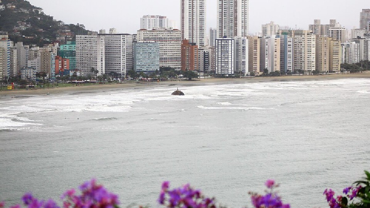 O Itararé é uma das praias mais conhecidas da cidade, com visual que muda bastante conforme vento e maré (Foto: Silvio Bergamini / Wikimedia Commons)