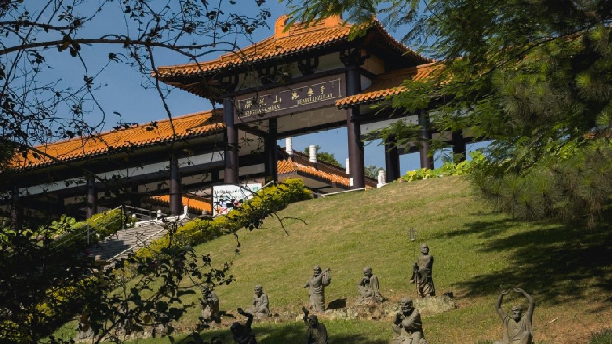 Esculturas no gramado reforçam a ideia de caminhada contemplativa desde a entrada (Foto: Pexels)