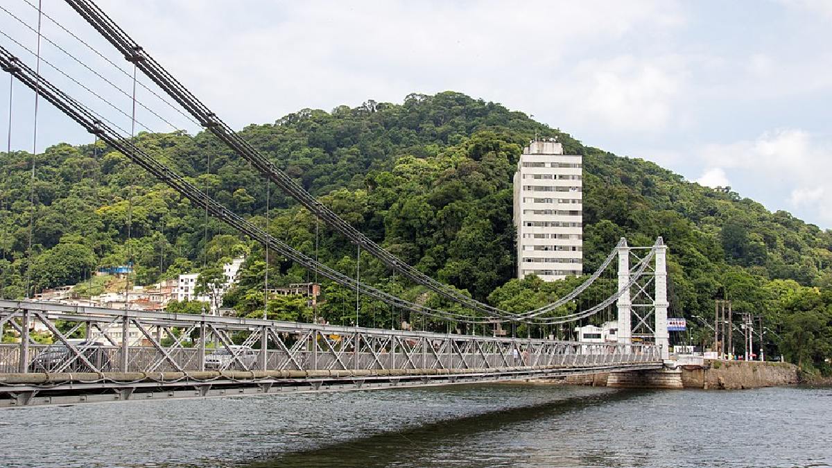 A Ponte Pênsil foi inaugurada em maio de 1914 e virou o cartão-postal mais reconhecido de São Vicente (Foto: Mike Peel / Wikimedia Commons)