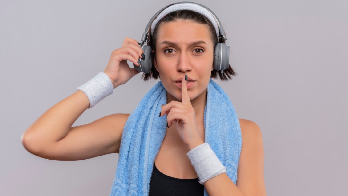 Uma das coisas que mais afeta a comunicação são os fones de ouvido, que reduzem boa parte das interações em linguagem de sinal simples