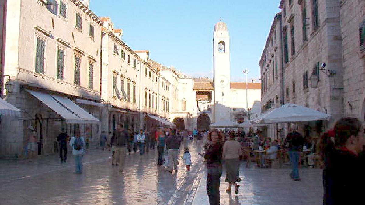 Uma das principais afetadas será a cidade de Dubrovnik, que possui áreas muradas e trechos baixos junto ao mar, onde a elevação do nível do mar aumenta o risco de alagamento em ressacas (Foto: Thesoul intruder / Wikimedia Commons)