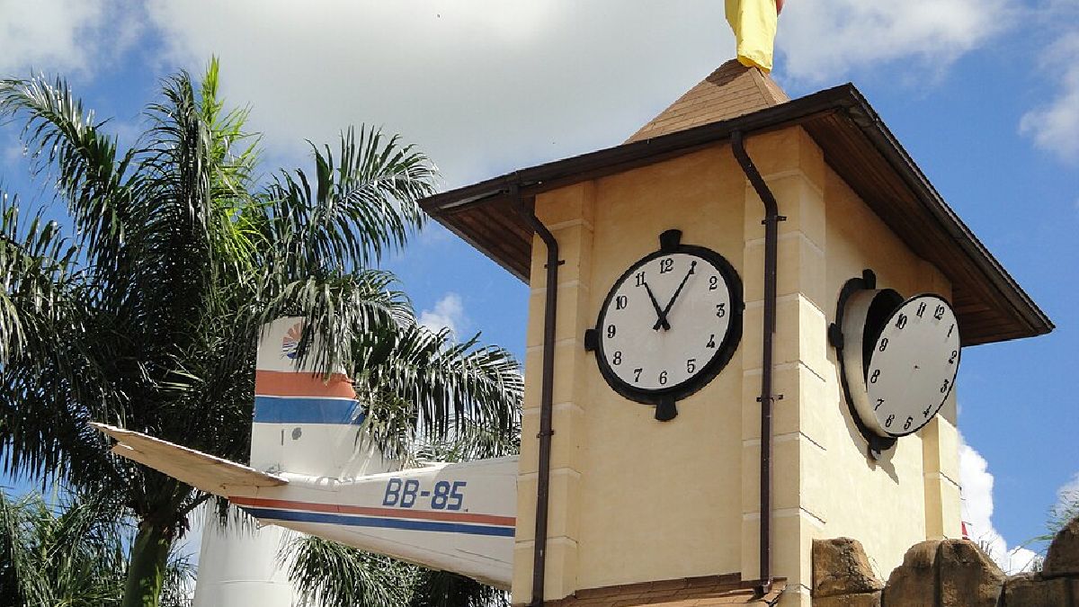 A entrada do Thermas dos Laranjais costuma ser o primeiro "clique de férias" de quem chega, e já dá noção do tamanho do complexo (Foto: MARCO AURÉLIO ESPARZ / Wikimedia Commons)