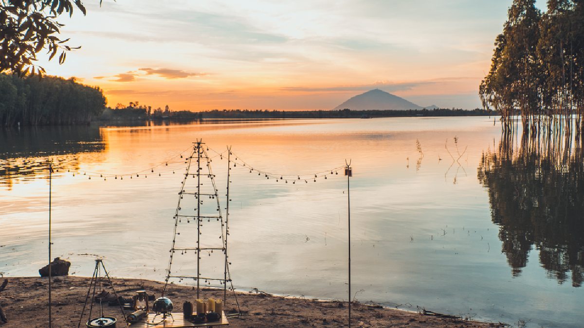 Dau Tieng tem área tão grande que, em fotos abertas, o lago parece "mar" (Foto: Cuong Tran / Wikimedia Commons)
