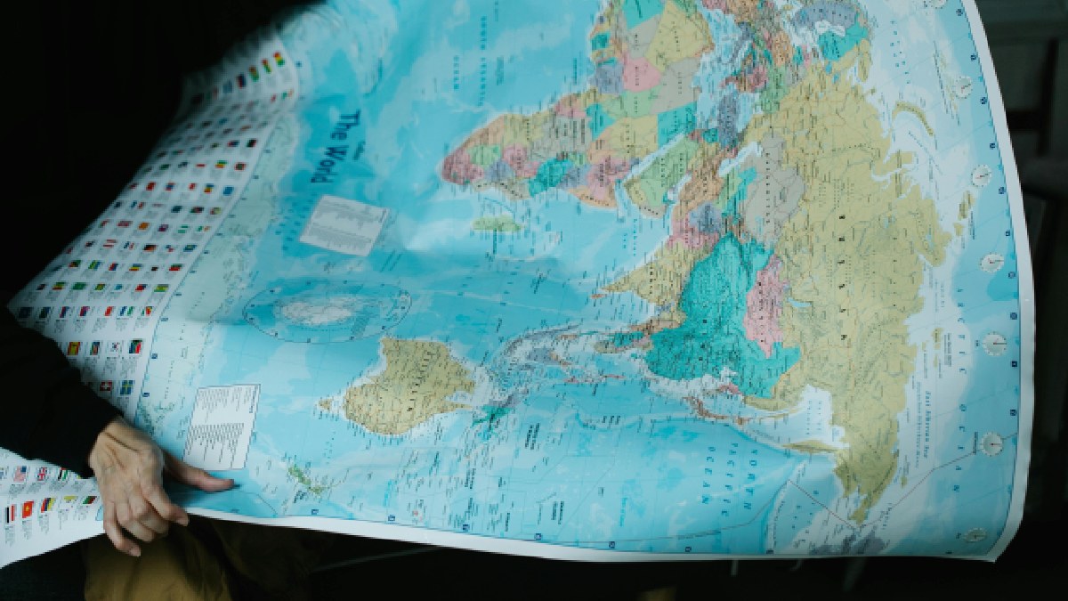 Mapa aberto é promessa e problema: em viagens longas, cada fronteira muda custos, regras e logística (Foto: Pexels)