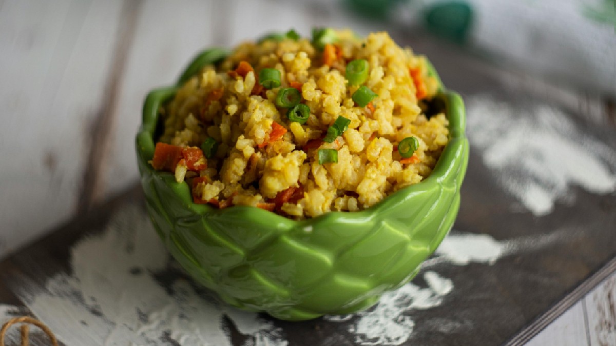 Quando o carbo vem com mais volume (legumes/folhas) e proteína, a refeição tende a ficar mais "lenta" e previsível para a glicemia (Foto: Яна Горбунова / Pexels)