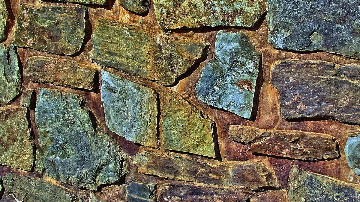 Textura de pedras ajuda a criar clima visual para a Casa de Pedra, onde materiais simples ganham leitura artística quando viram acabamento. (Foto: PIX1861 / Pixabay)