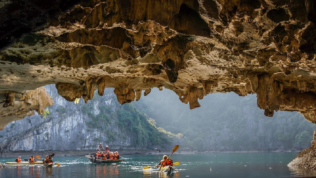A iluminação natural na boca da caverna cria contrastes fortes e mostra por que muitos abrigos ficam próximos a entradas e fendas. (Foto: MICHOFF / Pixabay)