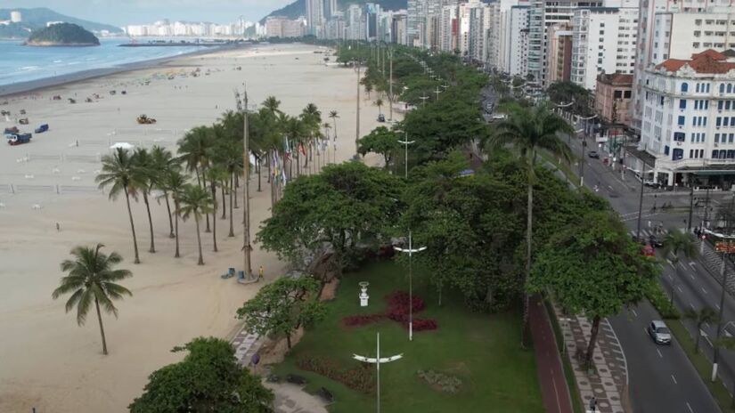 Jardim abriga mais de 200 espécies de plantas, incluindo dracenas vermelhas, lírios amarelo-laranja e chapéus-de-sol.