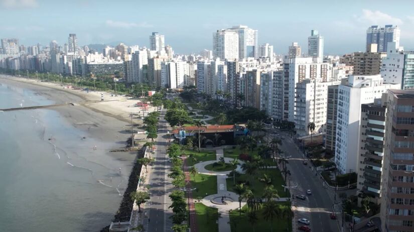 Com quase 5,4 km de extensão, esse imenso "tapete verde" é o principal cartão-postal da cidade e um orgulho para os moradores locais.
