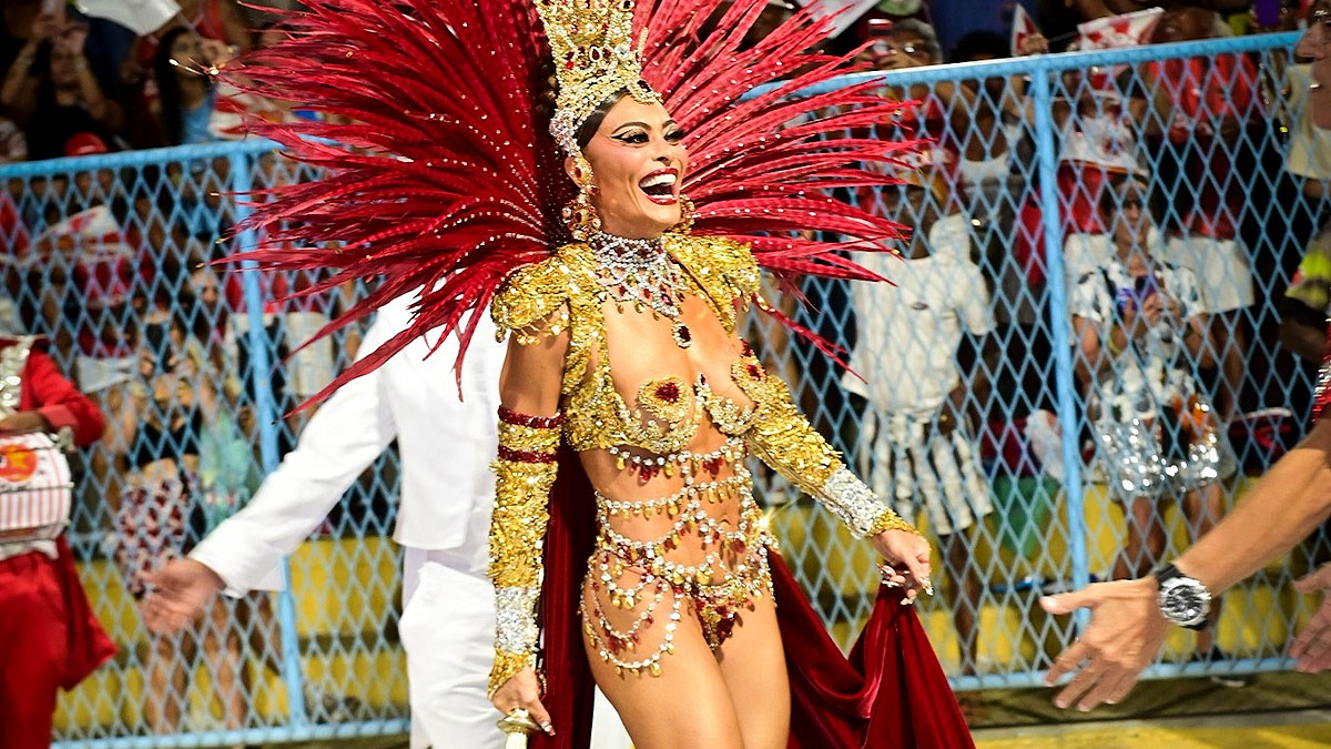 Adereço de cabeça chamou atenção: uma coroa com três estrelas, simbolizando as conquistas da Viradouro. Foto: Leo Franco/AgNews