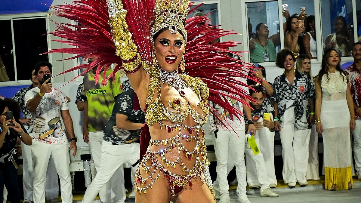 Após 17 anos longe da Unidos do Viradouro, a atriz cruzou a Sapucaí com uma fantasia exclusiva assinada pela grife italiana Dolce & Gabbana. Foto: Leo Franco/AgNews