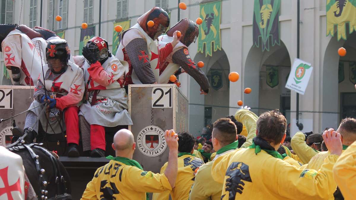 Para provocá-lo, ela teria atirado laranjas contra ele. Depois do episódio, o ato acabou se tornando tradição no Carnaval, a partir do século XIX.