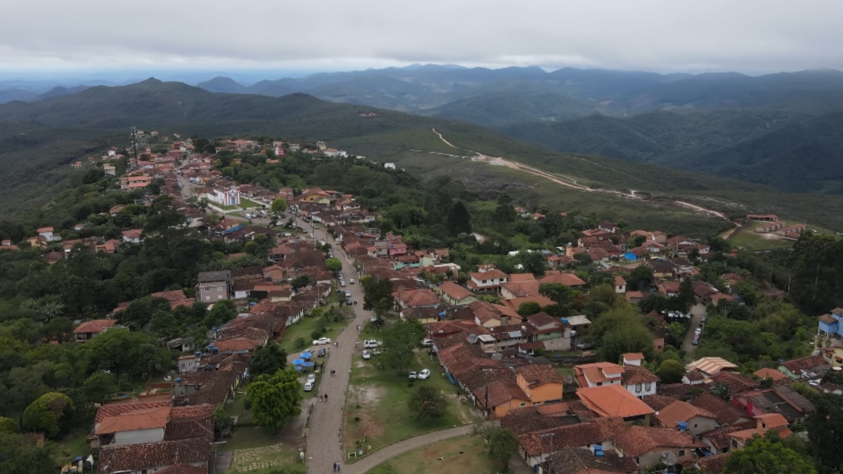 Vilarejo de Lavras Novas, distrito de Ouro Preto, destaca-se por seu clima ameno constante e paisagens montanhosas de tirar o fôlego - (Reprodução/YouTube)