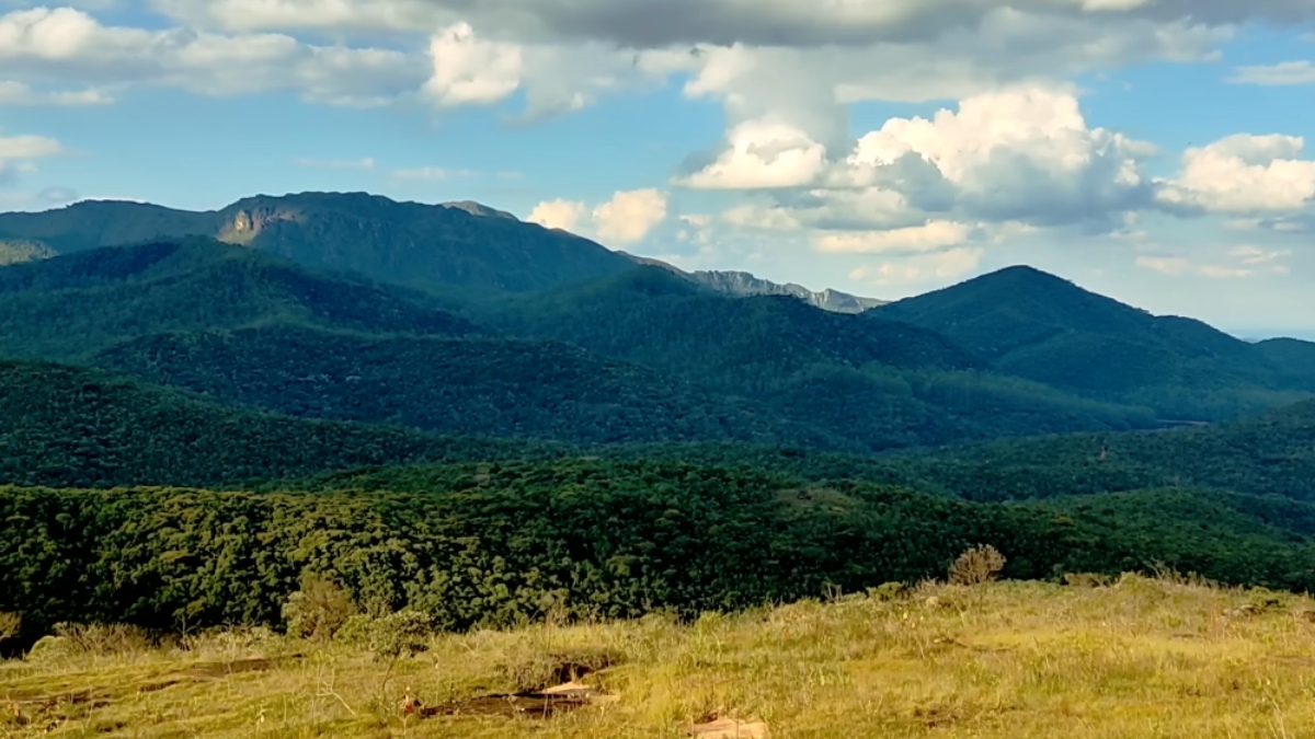 A experiência no vilarejo une o melhor da hospitalidade mineira com atividades ao ar livre, sendo um destino ideal para quem busca sossego e contato com a natureza - (Reprodução/YouTube)
