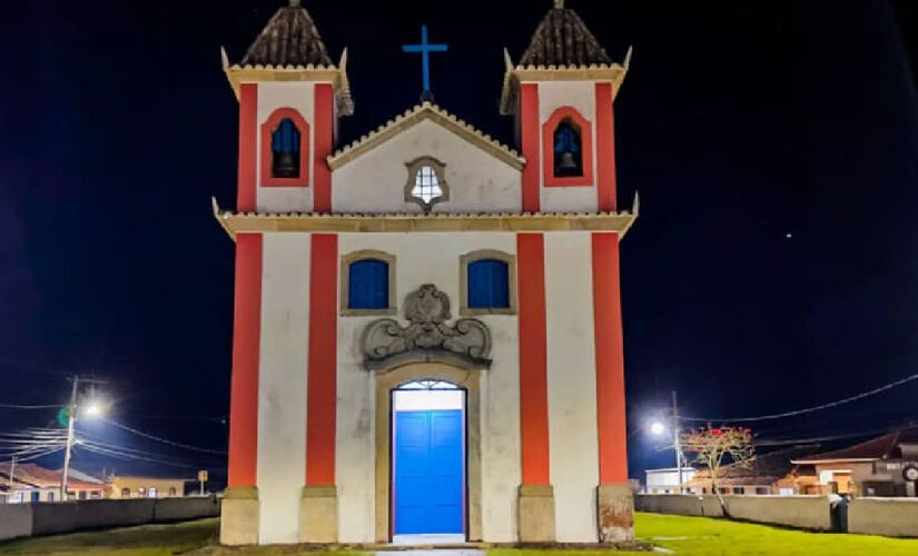 A religiosidade também é marcante, com a singela Igreja de Nossa Senhora dos Prazeres dominando a paisagem central e servindo como ponto de encontro da comunidade - (Divulgação)