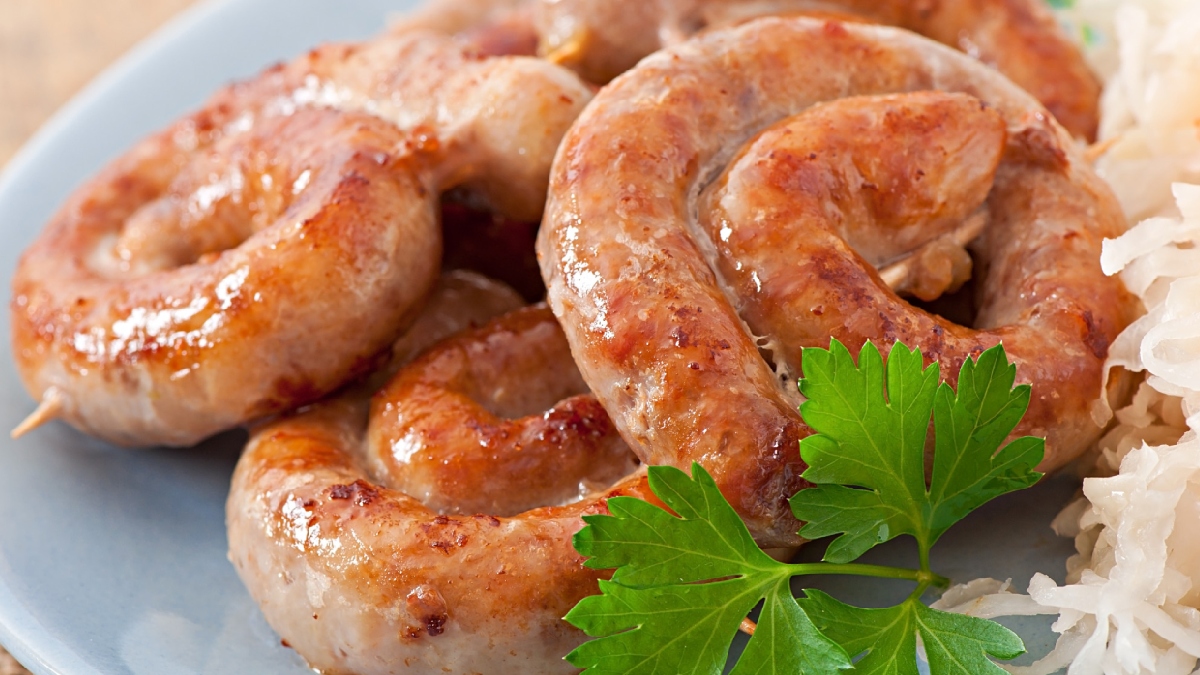 Adicionar uma pequena quantidade de vinagre (seja de vinho branco ou álcool) altera o pH da água, o que afeta favoravelmente a estrutura das proteínas e do colágeno na superfície da linguiça - (Timolina/Freepik)