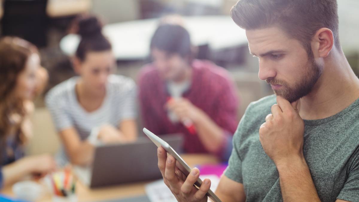 Estudantes sem celular têm melhor desempenho, indica pesquisa após decisão de grandes faculdades (Foto: Freepik)
