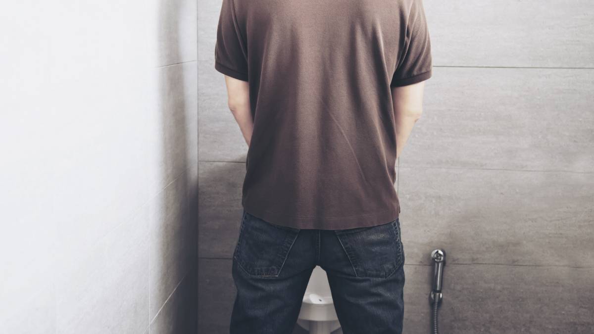 Porta de casa não é banheiro: urinar em local público é proibido e pode render punição legal. Foto: Freepik
