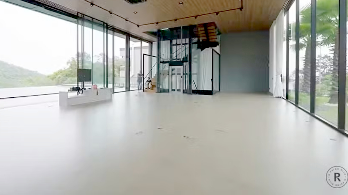 Para facilitar a rotina da casa, foi instalado um elevador de carga que leva refeições da cozinha industrial, localizada no subsolo, até os quartos.